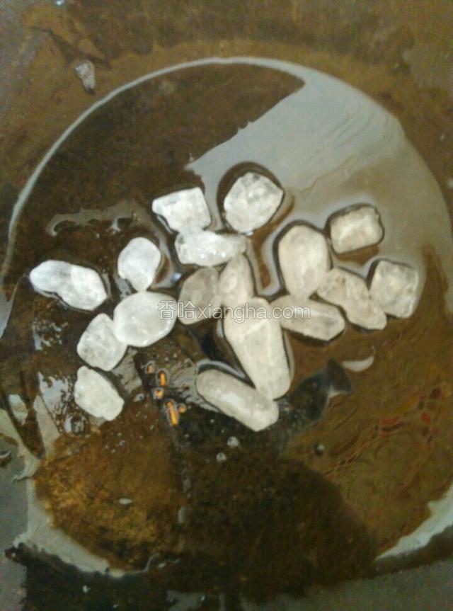 然后锅里放油放冰糖熬化出泡即可