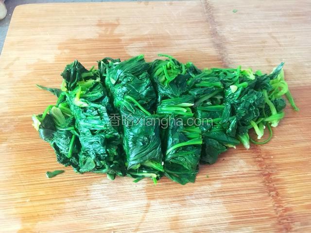 然后把菠菜切成寸段。