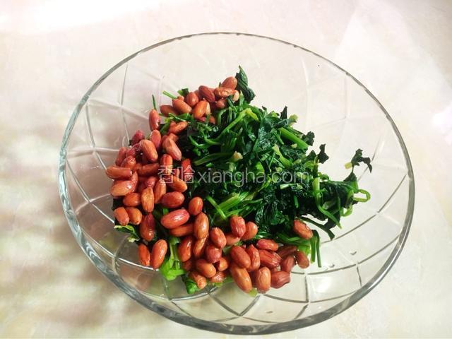 准备一个大碗，把菠菜和花生米放一起。