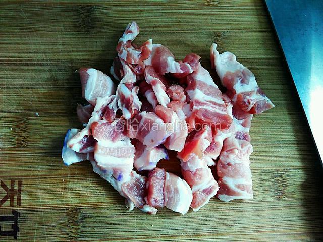 挑选五花肉作为原料。
五花肉切成薄片。这个以个人喜好为准。