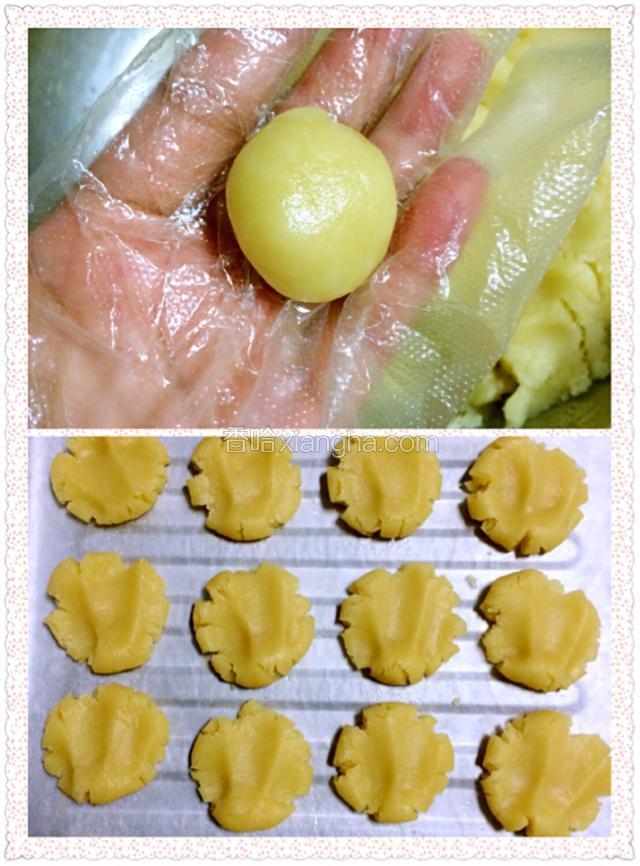 烤箱预热5分钟。面团分小块，搓圆，压扁。