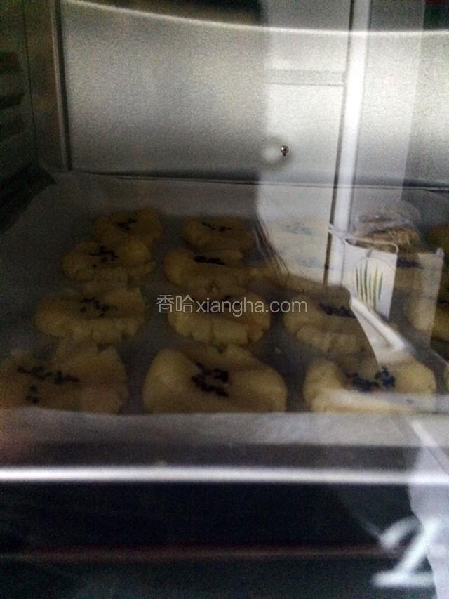 烤箱预热180度，中层上下火烤25分钟。
