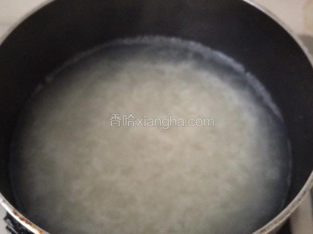 大火煮开后，转小火慢慢熬煮；