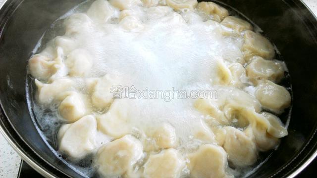 大火煮开盖盖煮三分钟（煮馅）再开盖煮两分钟（煮皮）