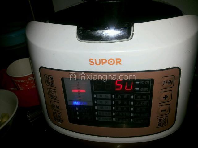 之前的铁锅炖大约5分钟后关火改到电压力锅里，如果是普通的肉鸡此步可以省略，如果是柴鸡此步很重要，否则，你的牙齿就要受苦了。。。