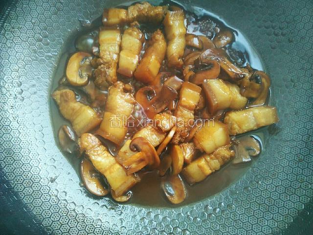 开大火，翻炒均匀，盖上锅盖炖煮。