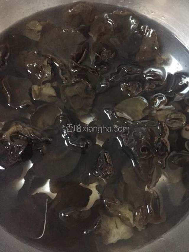 木耳用温水泡开，洗干净。