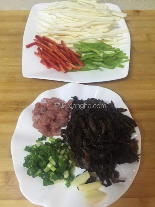 茭白切丝，红辣椒切丝，辣椒切丝，瘦肉切丝，木耳切丝，葱花切末，蒜瓣。