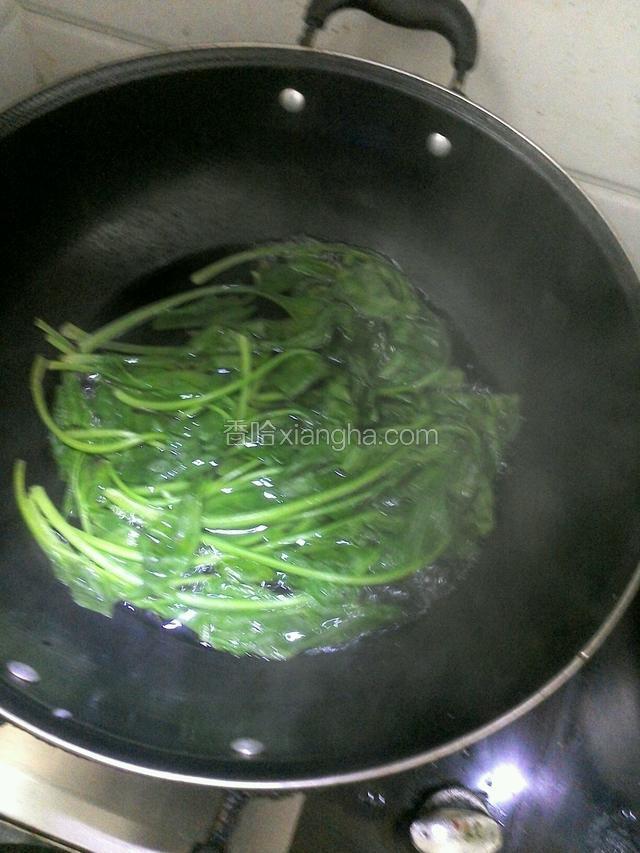 趁煮粥时，锅内烧开水，把菠菜放入锅中烫一下