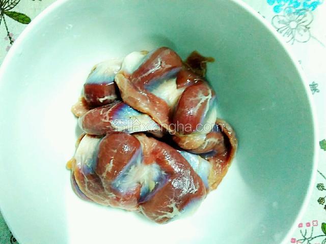 鸡胗去除鸡油和鸡内金，用水冲洗干净。
用热水稍微烫一下。沥干水份。可以用厨房纸擦干。