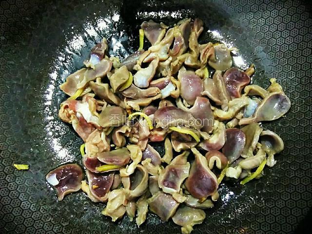 大火翻炒至鸡胗发白变色。加半勺料酒，翻炒均匀。将鸡胗盛出备用。