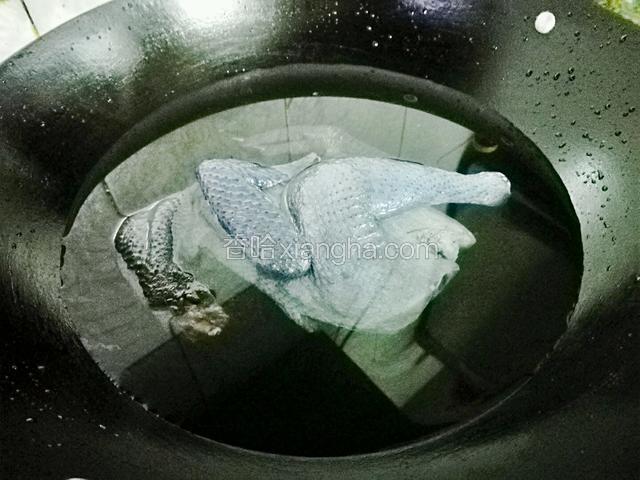 乌鸡洗干净，和冷水一起下锅盖上盖子焯一下去血水，然后捞出洗干净
