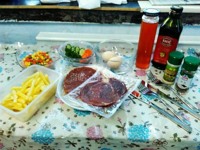 准备材料。配料如下。
红酒，橄榄油，白胡椒，椒盐。