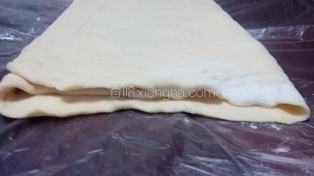这是第二次三折后从侧面拍摄的面片的样子