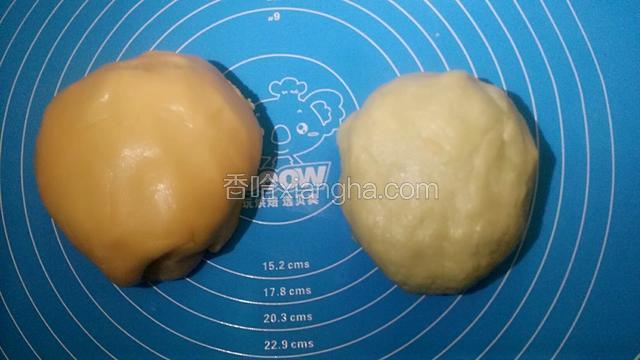 做油皮面团：高筋粉65g，低筋粉150g，猪油(花生油)65g，水90g，糖25g混合揉成面团，包上保鲜膜，静置20分
做酥皮：低筋粉290g，黄油145g混合揉至表面光滑，不沾手，静置10分钟