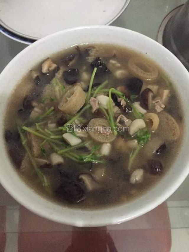 加入竹荪，肉丁煮三分钟，再放入豌豆苗，葱。起锅！