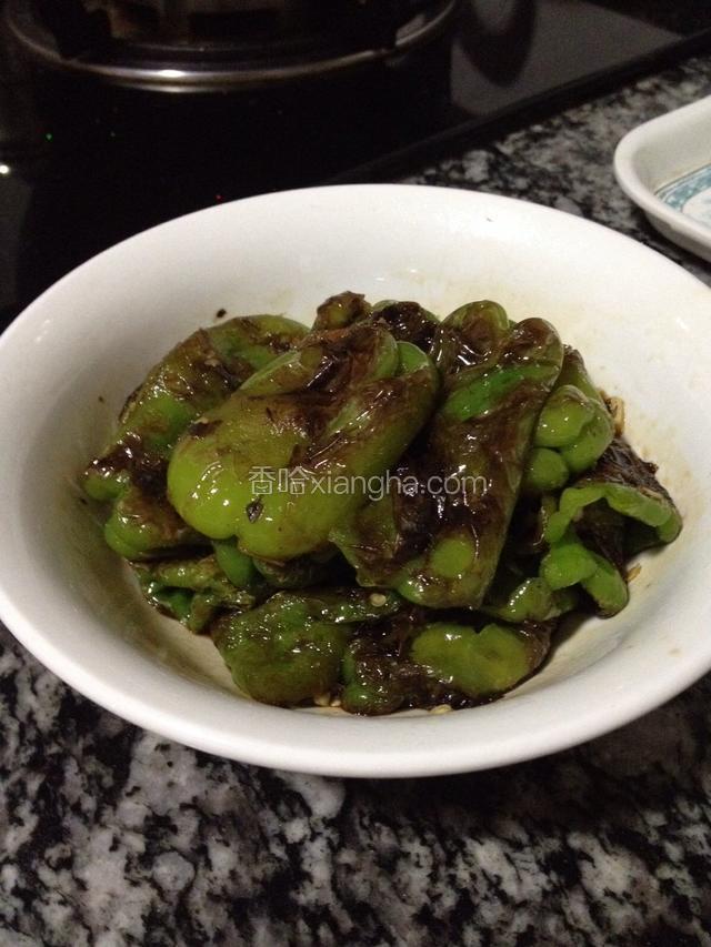 用铲子煸压，使青椒表皮煎出虎皮花纹。