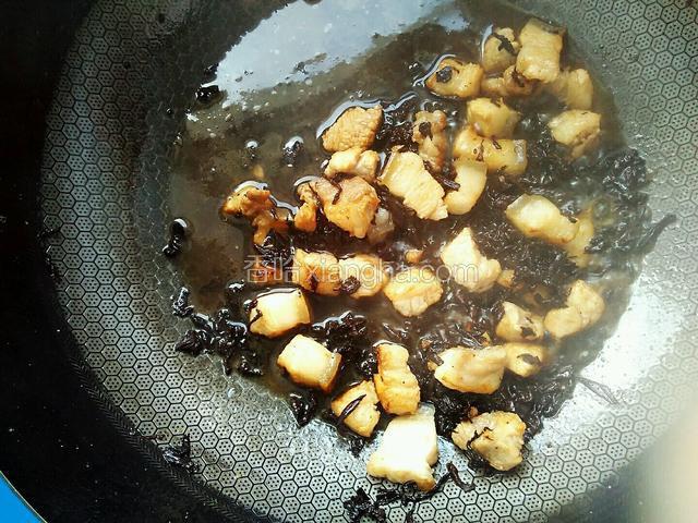 加一勺盐，一勺白糖，一勺料酒。
开大火，翻炒均匀，盖上锅盖炖煮。