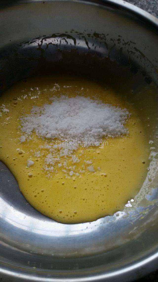 把剩入的蛋黄加白糖打散，不用打发！