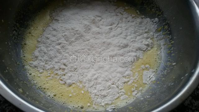 打散之后依次加入牛奶，食用油搅拌均匀，最后加入过筛面粉翻拌！