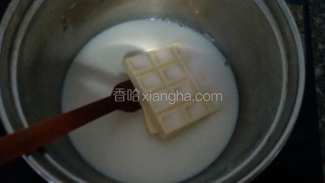 蛋糕胚烤好之后我们来做慕斯糊，首先把奶加热放入白巧克力！