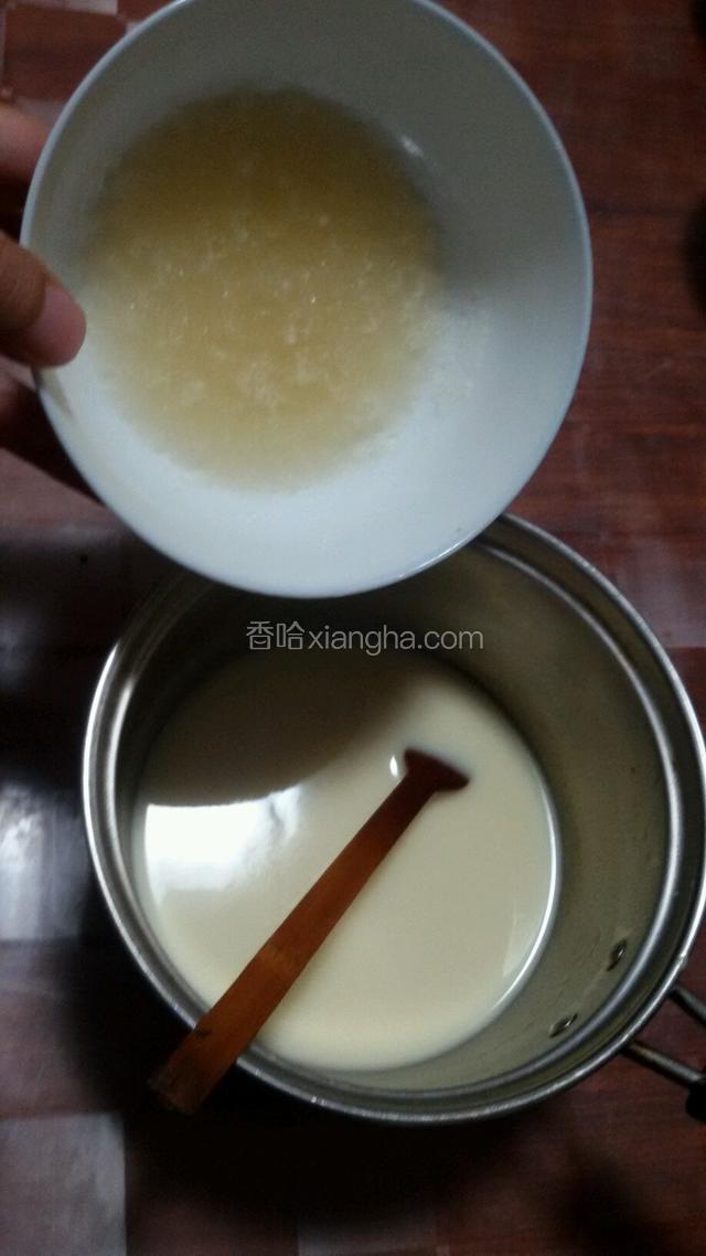 加热完奶之后倒入泡好的吉利丁粉搅拌均匀！