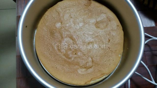 蛋糕胚放入模具中准备倒入慕斯糊！