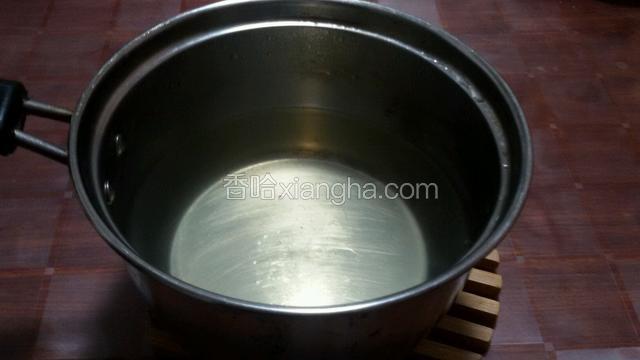 冷藏的过程中我们来做水晶面，200克纯净水加入50克白糖加热，然后倒入泡好的吉利丁粉10克晾凉！