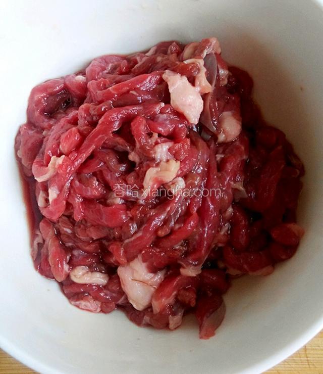 放少许料酒、生抽和油腌制牛肉，十五分钟左右，放油腌制炒出来的肉很嫩。