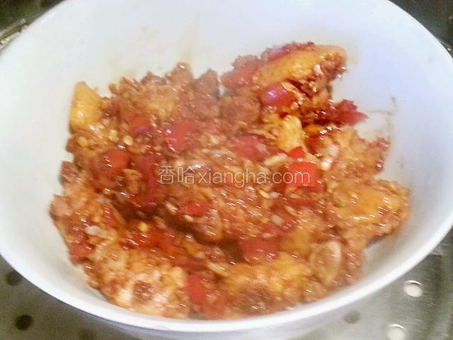 将炒好的剁椒倒入鸡翅中拌匀，上蒸锅，大火蒸八分钟