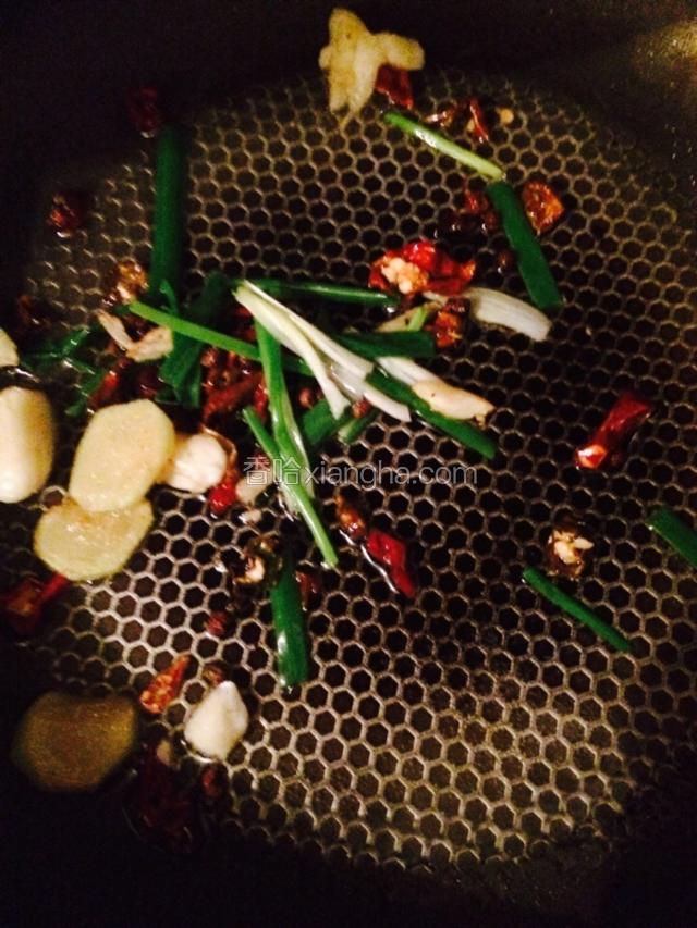 锅烧热加适量油，依次加入呛锅的，葱，姜，蒜，等爆香