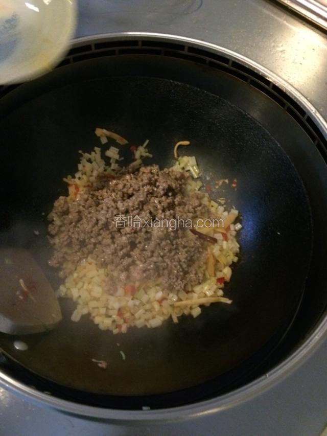 加入牛肉末，盐，糖，鸡粉调味，稍炒拌匀，出锅。