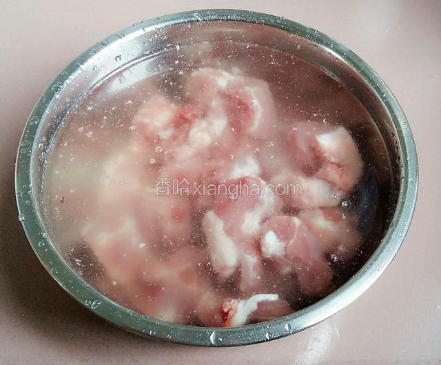 排骨用冷水浸泡二十分钟，去血水。