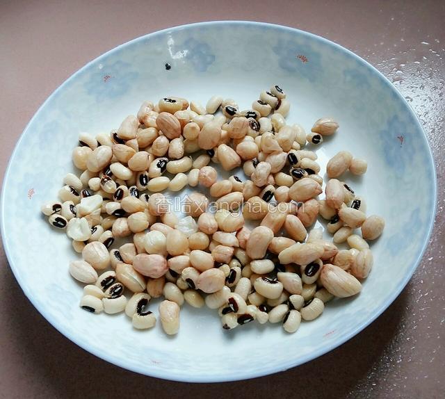 把浸泡花生，白豆的水倒掉。重新用清水洗两遍。