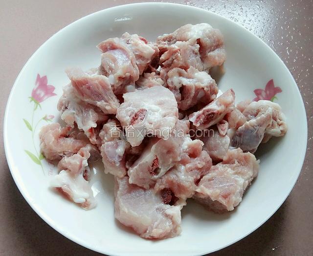 把浸泡排骨的水倒掉，重新用清水洗干净。（我洗了三遍）