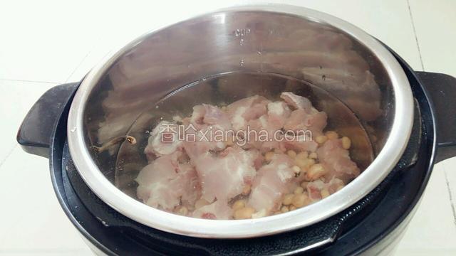 洗干净的食材都倒进去电压力锅里面，加550毫升清水。盖好锅盖，放好蒸汽阀。接通电源，选择煲汤键。电压力锅自动开始开始工作，二十分钟后汤煲好了，关电源。