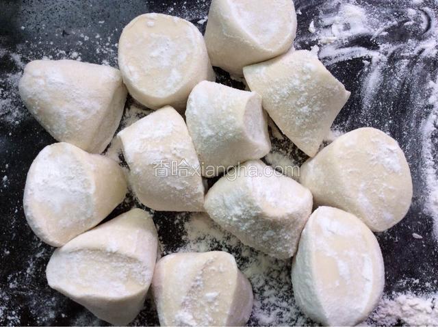 切成大小相同的剂子。