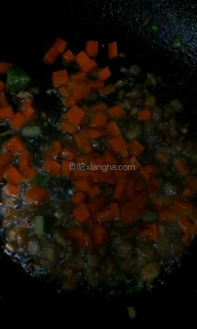 肉熟后，放一点味极鲜和盐，再放胡萝卜编炒