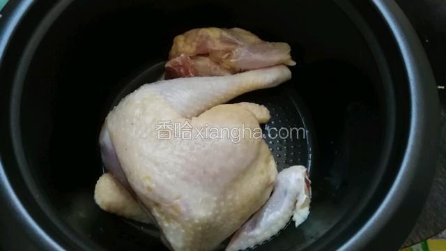 鸡先洗净  沥干水  抓少许盐抺在鸡肉上