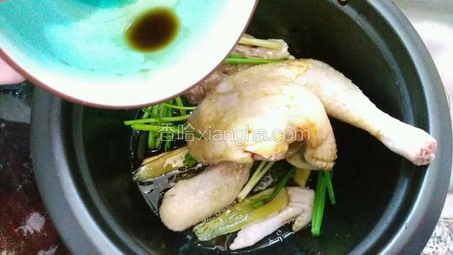把姜  葱放入  加入油  酱油