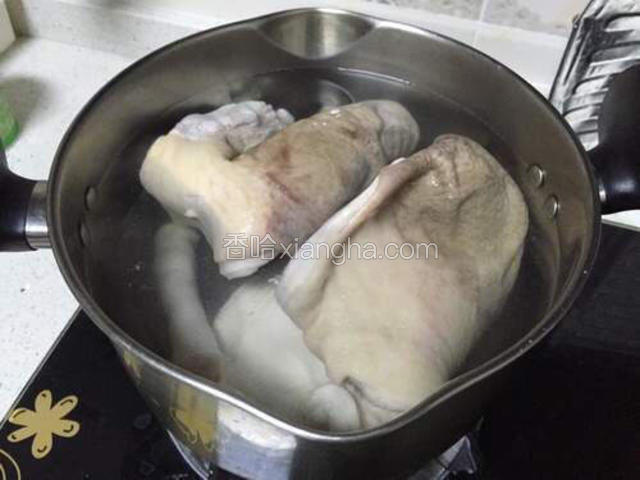 重新烧一锅开水，加入猪肚
