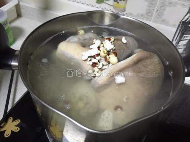 水再次沸腾后，加入茯苓、芡实、薏仁、莲子