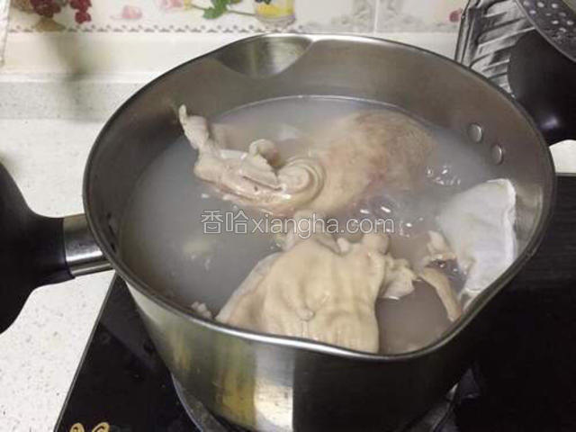 旺火煮开，再转文火煲一小时后加入白胡椒粒包，然后文火继续煲半小时。