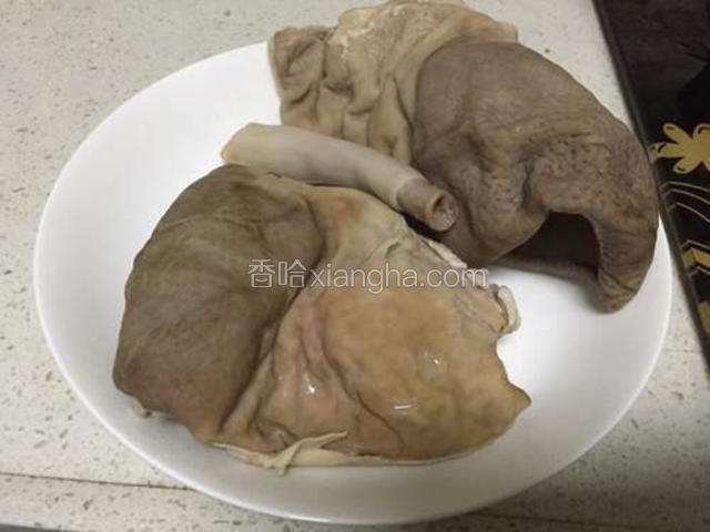 时间到，用筷子试插一下猪肚是否完全熟透，以筷子轻轻一戳就穿为宜，然后把猪肚捞出来，散热。