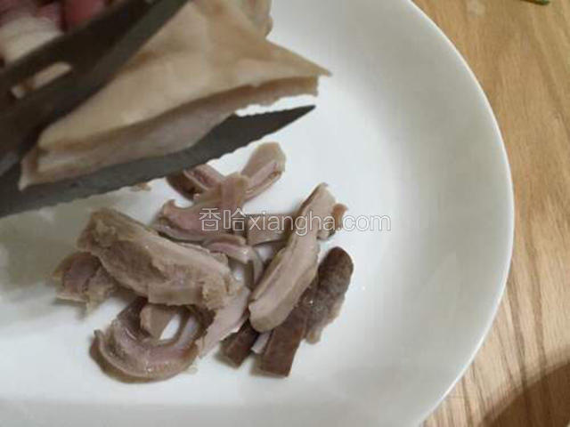 待猪肚不烫手时，用剪刀剪成长五公分，宽一公分的条状，这样嚼劲最恰当，非常好。