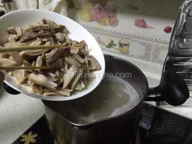 倒回汤锅中，煮开后加入适量盐调味