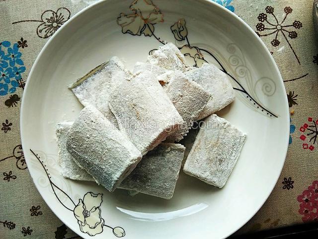 所有带鱼都均匀裹上面粉。
待用。