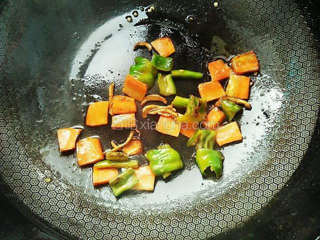 出香味后加一勺料酒，一勺白糖，半勺盐。
继续翻炒。