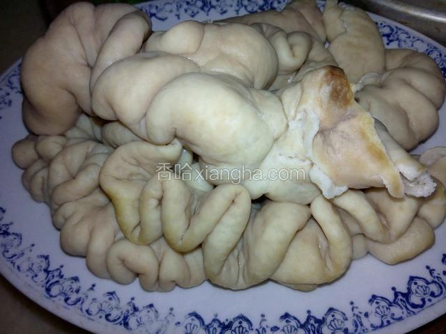 肥肠买回用醋及清水洗净，焯水后切断备用。