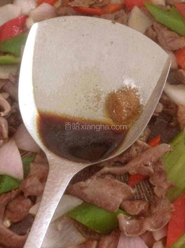 半盖料酒，胡椒粉，葱花，香菜段，酱油，盐调味。大火翻炒至所有断生。差不多1～2分钟。